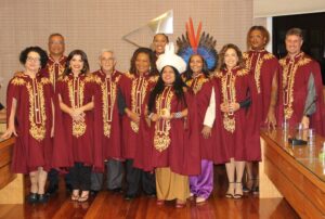 Os novos membros da Academia Brasileira de Cultura em foto para a posteridade 
