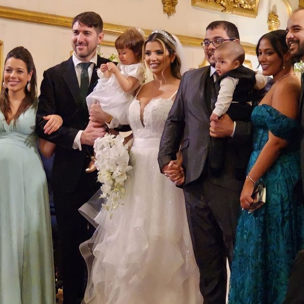Louiz Carlos e Thays Souza ao centro com os padrinhos do casamento