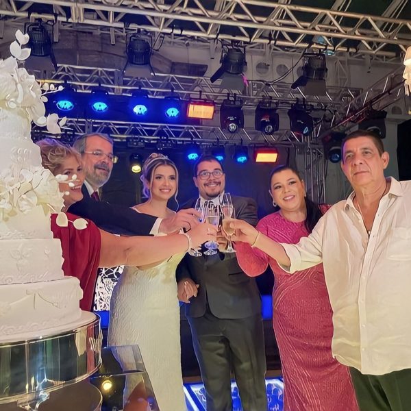 Zeca Pagodinho e Mônica Piquet com o filho e a nora Louiz e Thays e convidados.