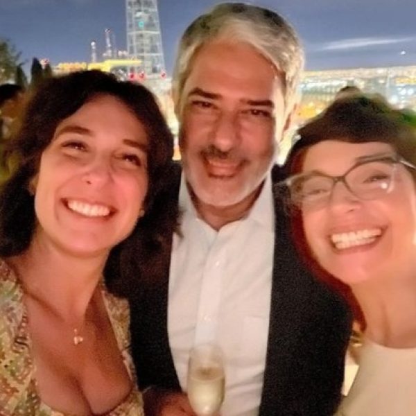 O jornalista William Bonner entre a esposa Natasha Dantas e a jornalista Renata Lo Prete, em Brasília
