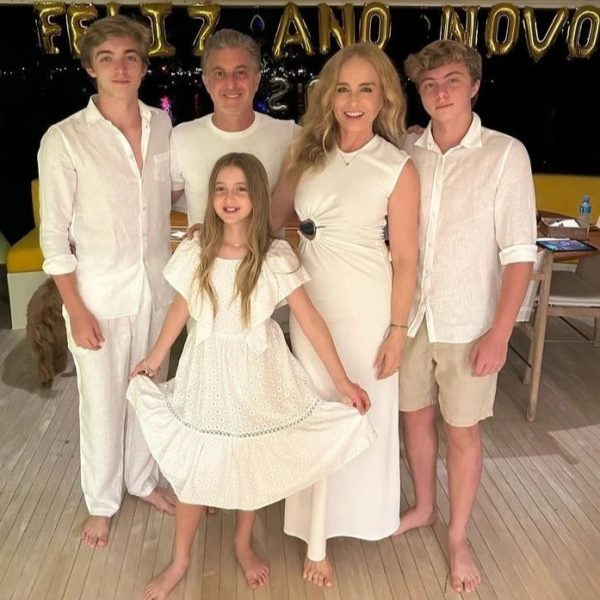Luciano e Angélica Huck com os filhos Joaquim, Benício e Eva