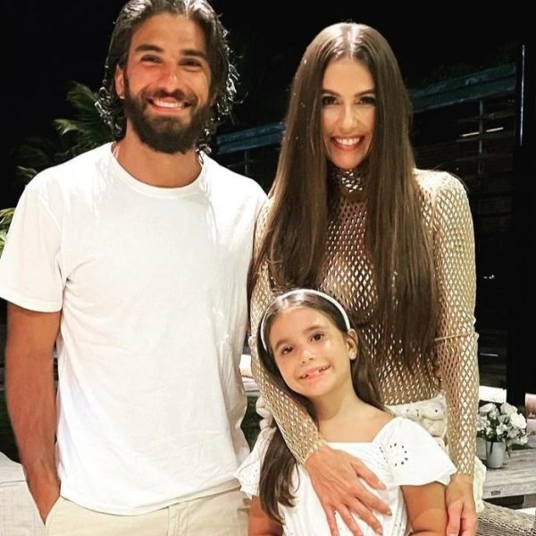 Deborah Secco com o marido, Hugo Moura, e a filha, Maria Flor