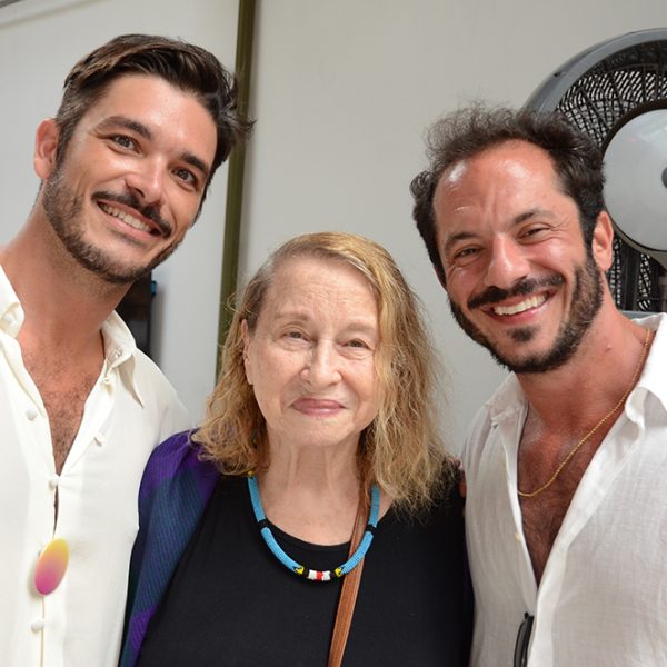 Anna Bella Geiger entre Adriano Carneiro de Mendonça e Roched Seba