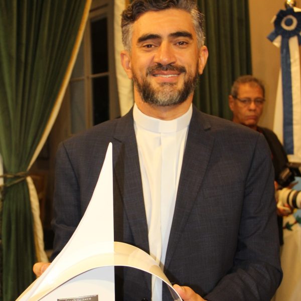 Padre Anderson Pedroso, reitor da PUC-Rio, recebe o Prêmio Especial