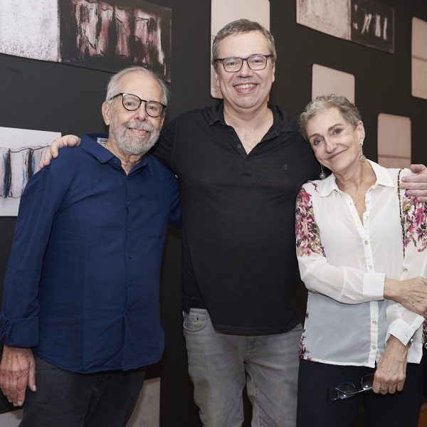 João Emanuel Carneiro entre Luiz e Vânia Aquila