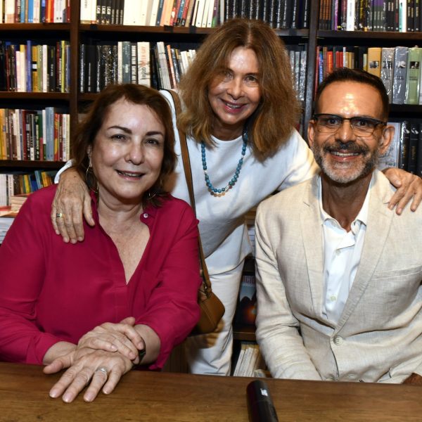 Maria Helena Carneiro da Cunha entre Bia Corrêa do Lago e Renault