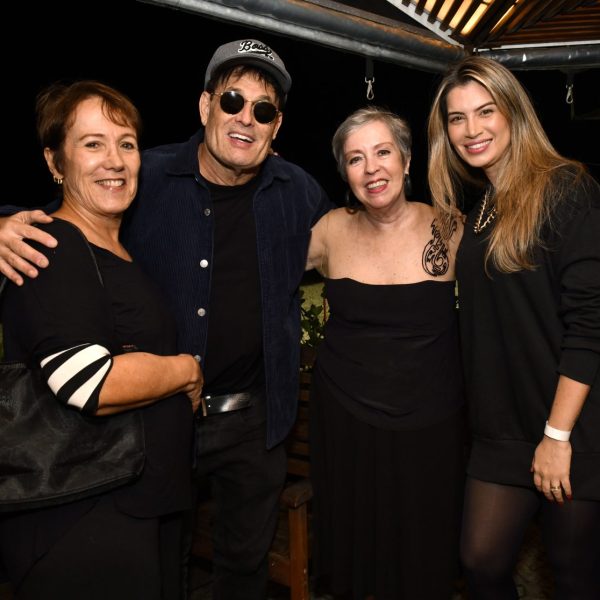 A aniversariante entre Christina Camargos, Sergio Malandro e Danielly Borges