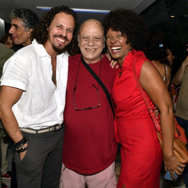 Tonico Pereira entre Well Aguiar e Isabel Fillardis