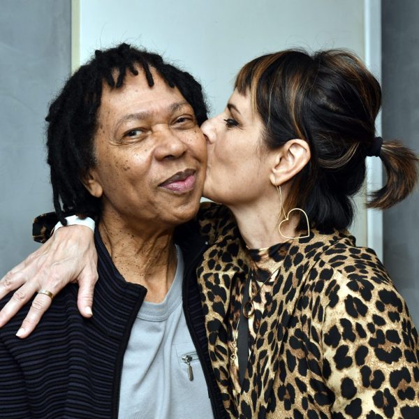 Djavan ganha bitoca de Fernanda Abreu