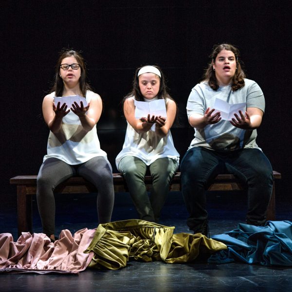 Encenação de "Hamlet", versão produzida por companhia peruana