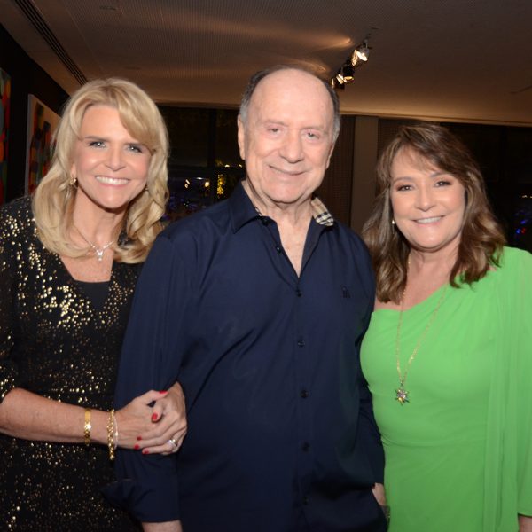 João Elísio entre as filhas Paula Ferraz e Carol Bolduan