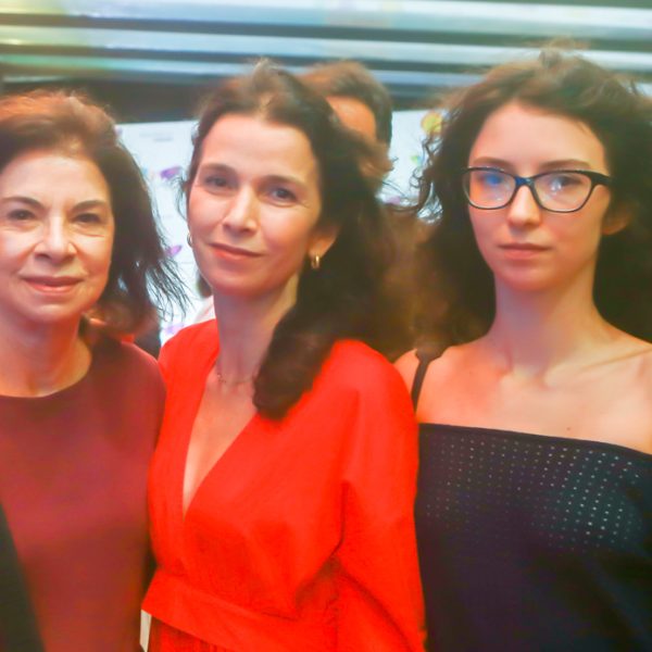 Letícia Monte entre a mãe, Sylvia, e a filha Dora Buarque
