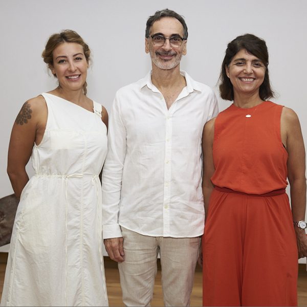 Luiz Zerbini entre Lígia Agostini e Claudia Grangeiro