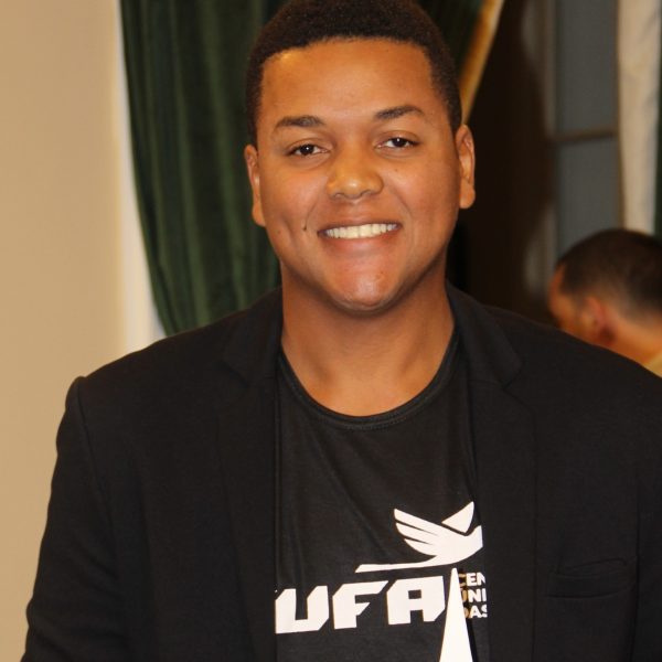 Marcus Vinicius Linhares, representante da CUFA, recebe o prêmio Promoção Social