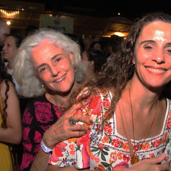 A atriz Marieta Severo e a filha Helena Buarque de Hollanda