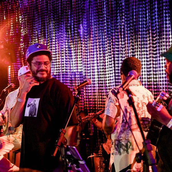 Criolo e banda em show no Baile da Arara
